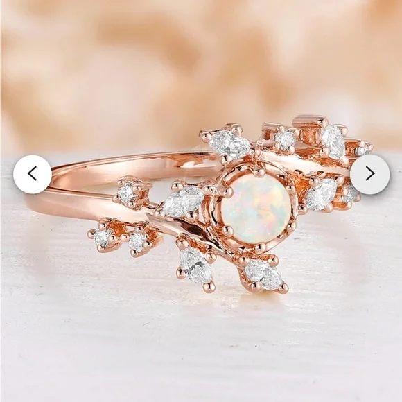 Stunning engagement ring / wedding ring, sure to impress.